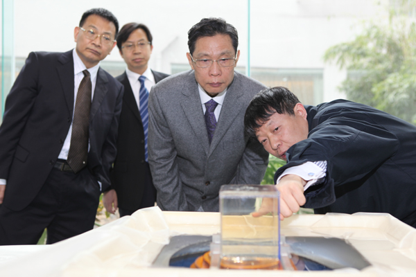 钟南山院士到海扶医院参观并饶有兴趣地观看实验演示