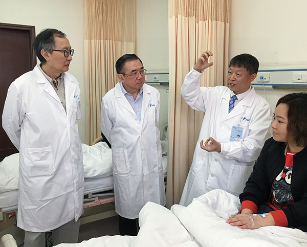 前亚太内窥镜协会主席李建威教授在海扶医院参与查房