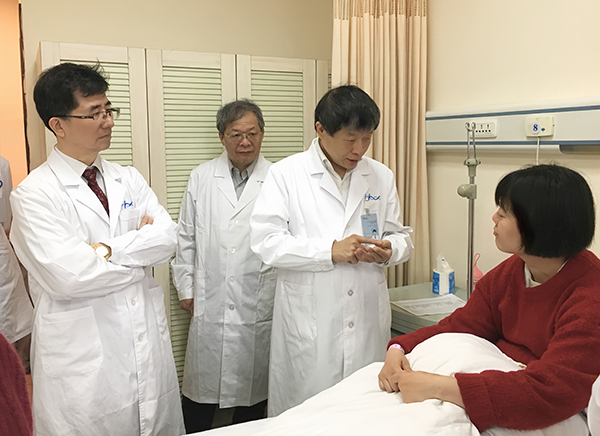 台湾长庚医院妇产部主任李奇龙教授查房并与患者进行亲切交流